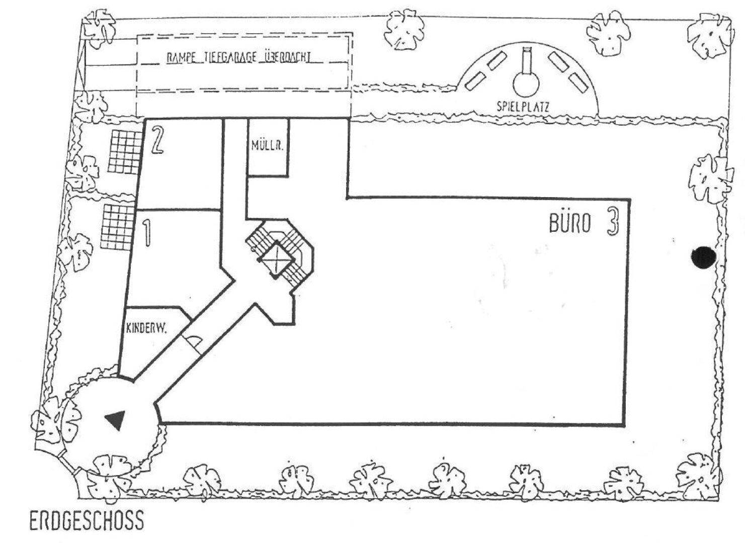 Grundriss des Erdgeschosses mit Büros, Kinderwagenraum, Müllraum und Spielplatz.