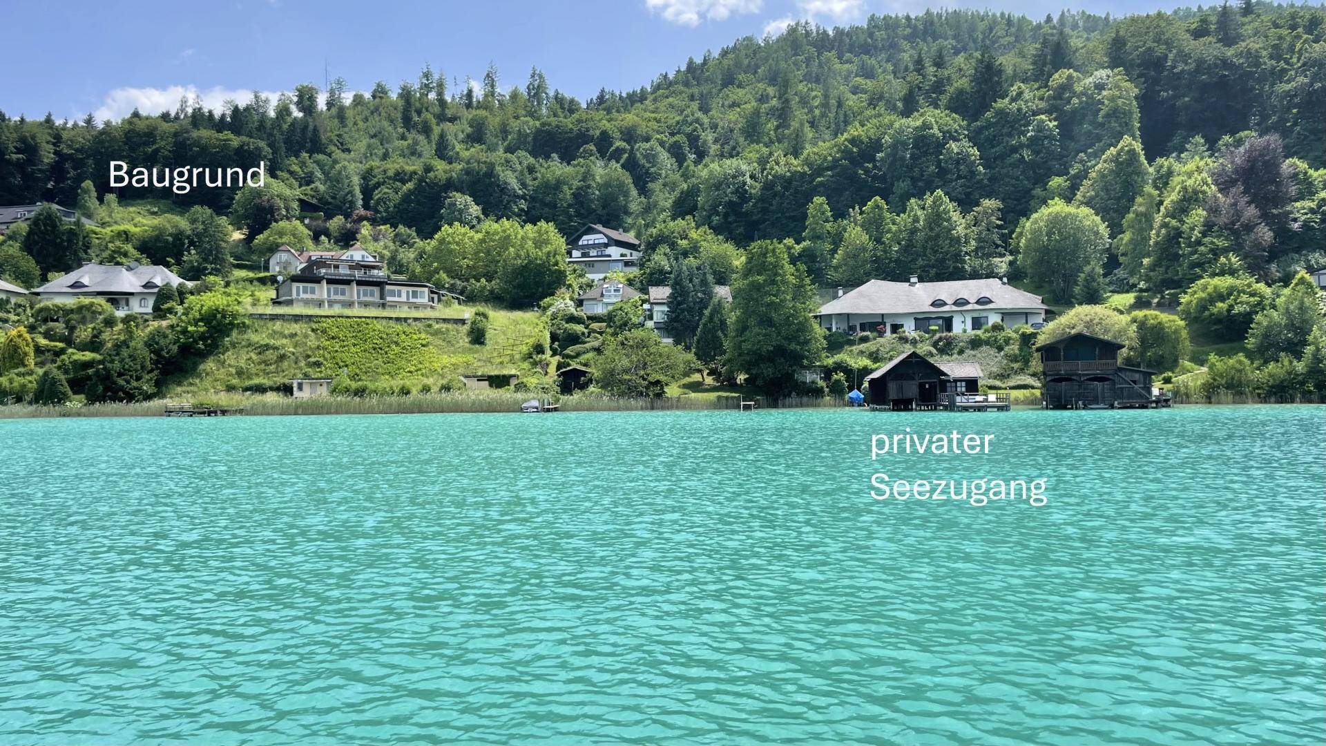 Türkisblaues Seewasser mit Häusern am bewaldeten Hang und Hinweisen auf Baugrund sowie privaten Seezugang.