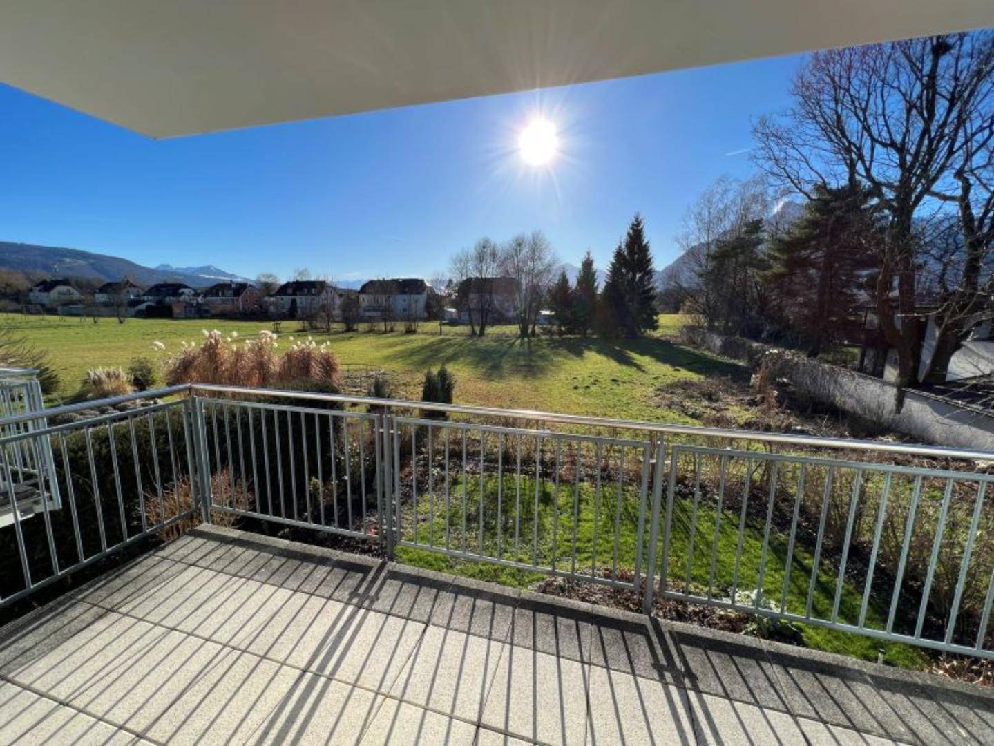 Geräumiger Balkon mit Fliesenboden und weitem Blick über die Landschaft.