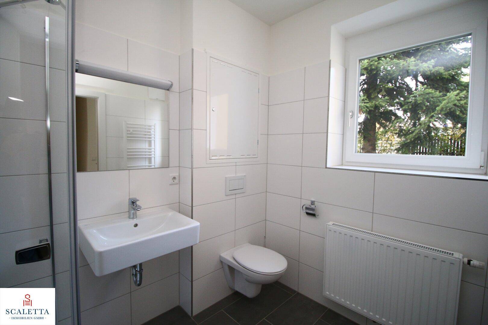 Badezimmer mit Fenster und Tageslicht