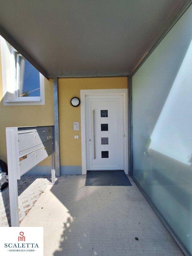 Trocken ins Haus dank überdachtem Eingangsbereich