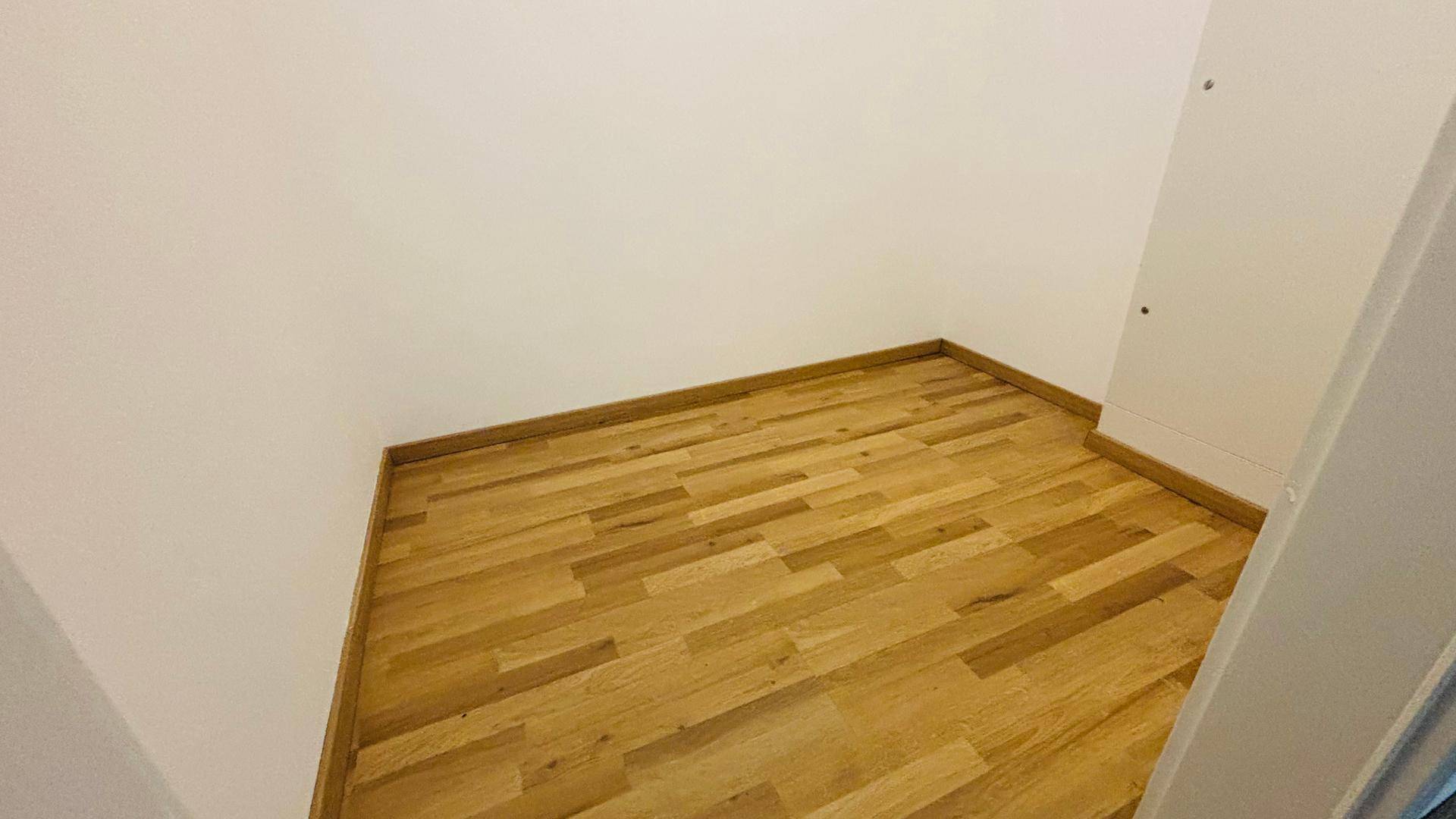 Kleiner Raum mit Parkettboden, ideal als Abstellraum oder begehbarer Kleiderschrank.