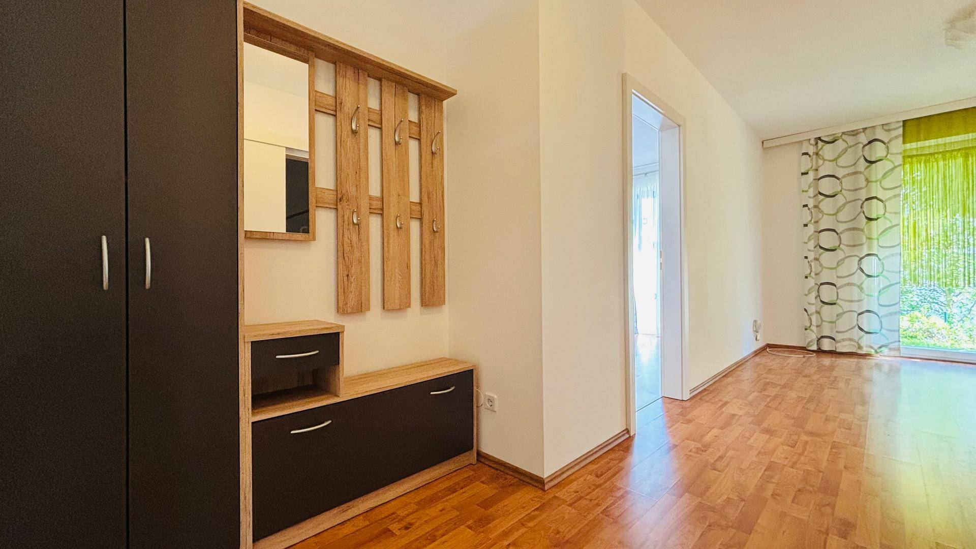 Eingangsbereich mit Holzboden und praktischer Garderobe für Jacken und Schuhe.