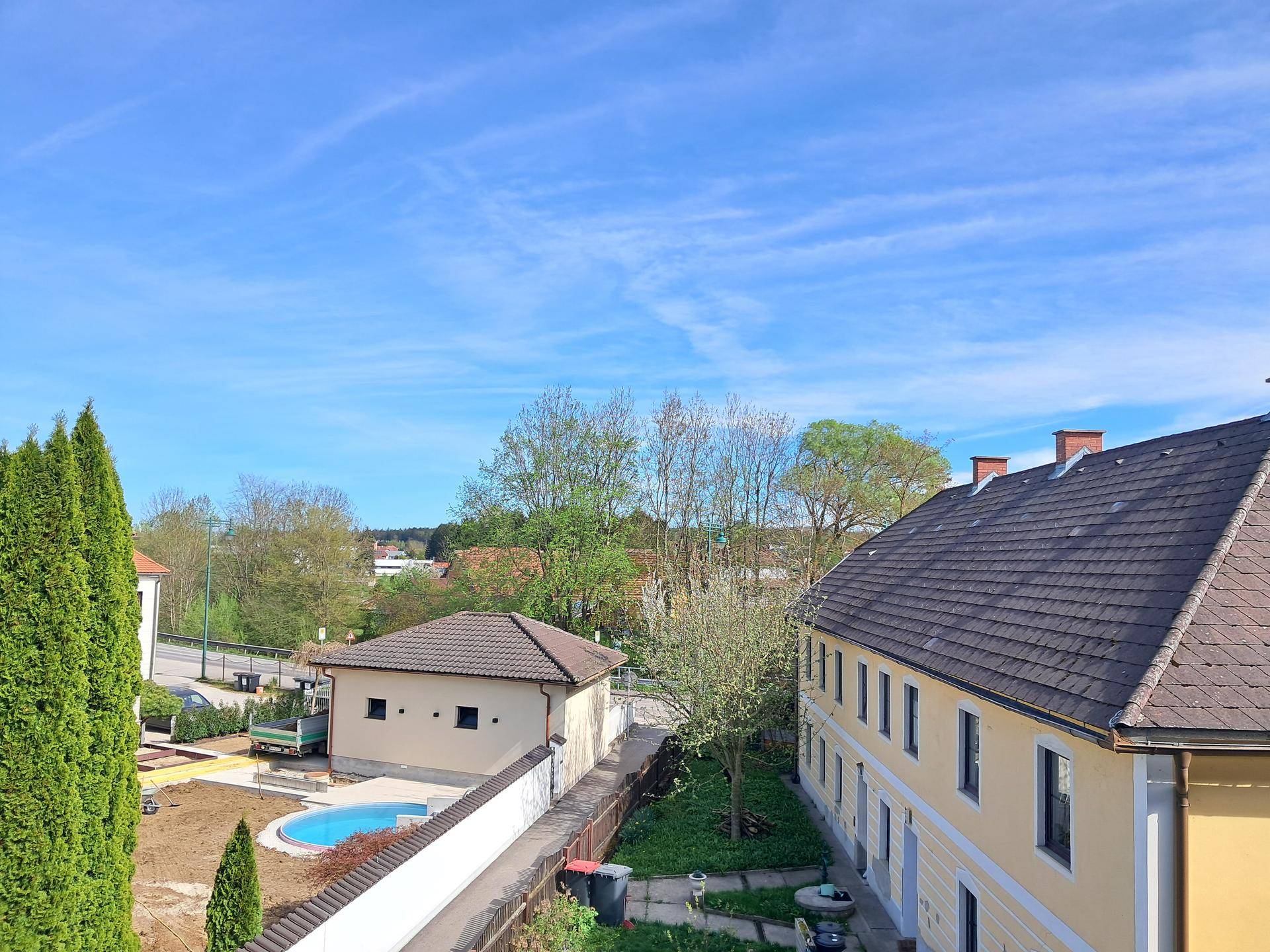 Balkon mit weitem Blick über die Nachbarschaft und einen sichtbaren Poolbereich.