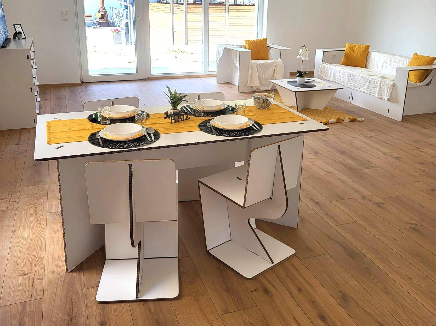 Heller offener Wohn-Essbereich mit Holzboden, modernen Möbeln und Zugang zur Terrasse.