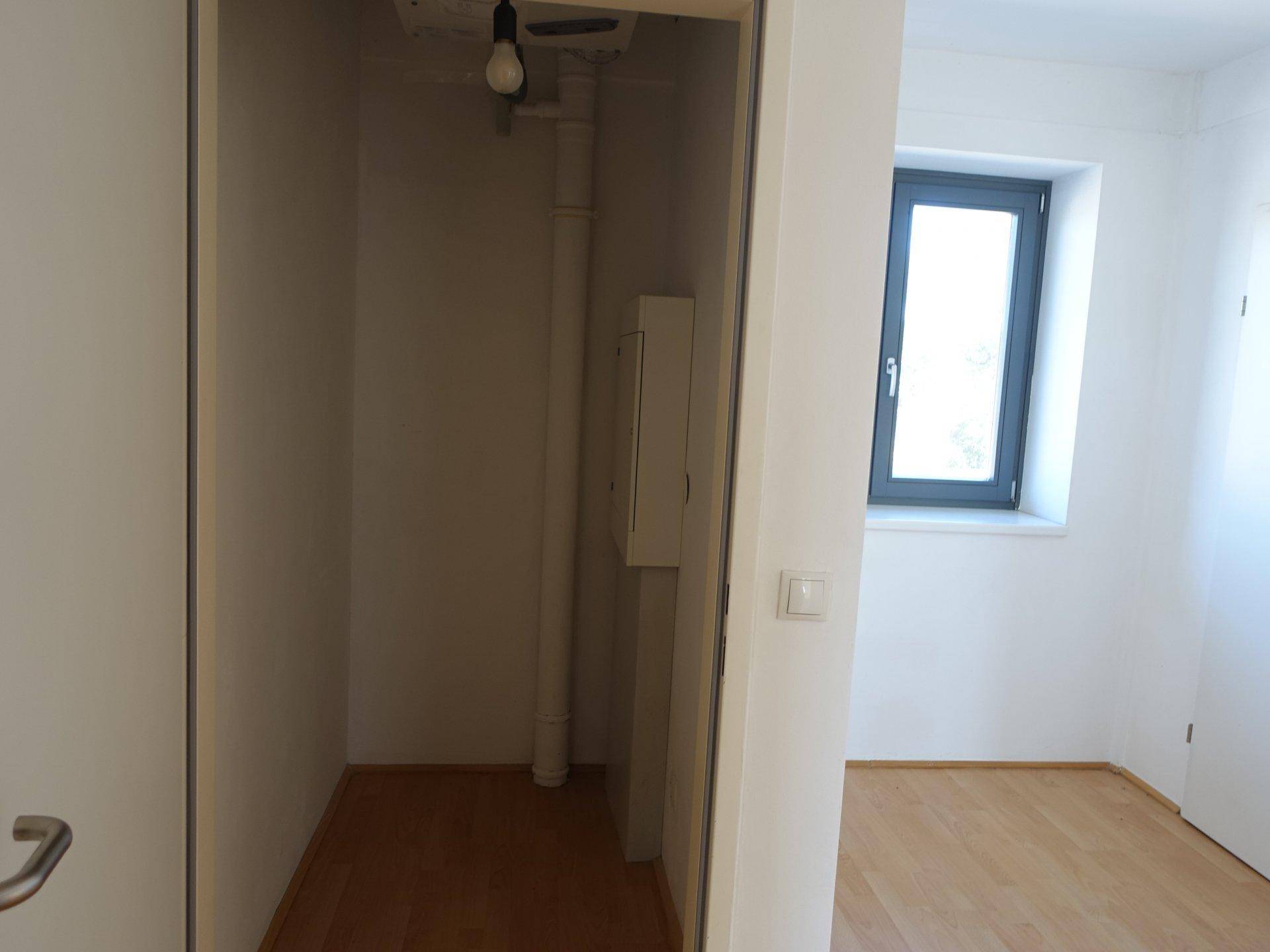 Kleiner Abstellraum mit Fenster und Anschlussmöglichkeiten, ideal für Lagerung oder Technik.