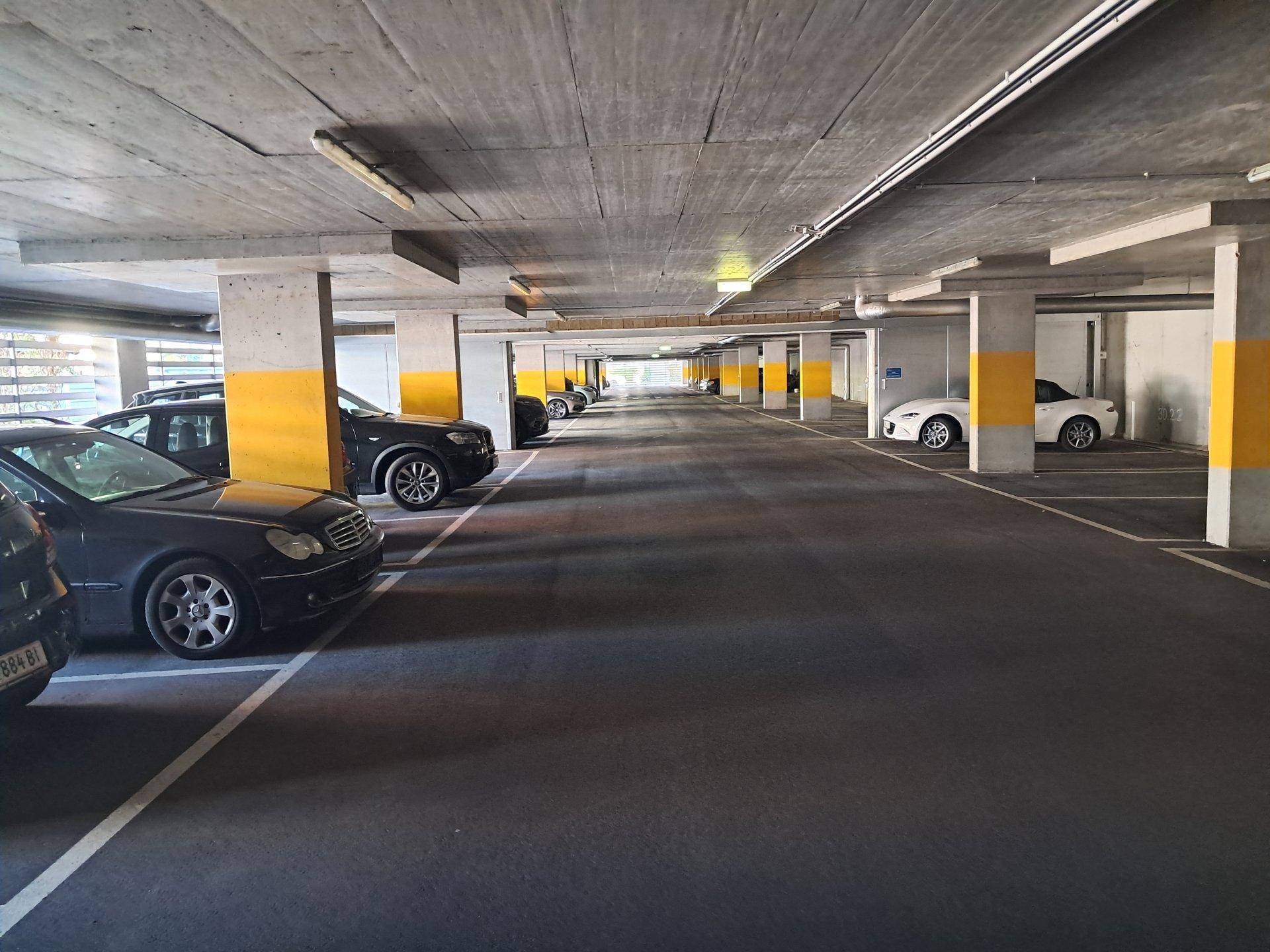Geräumige Tiefgarage mit vielen Stellplätzen und guter Beleuchtung.