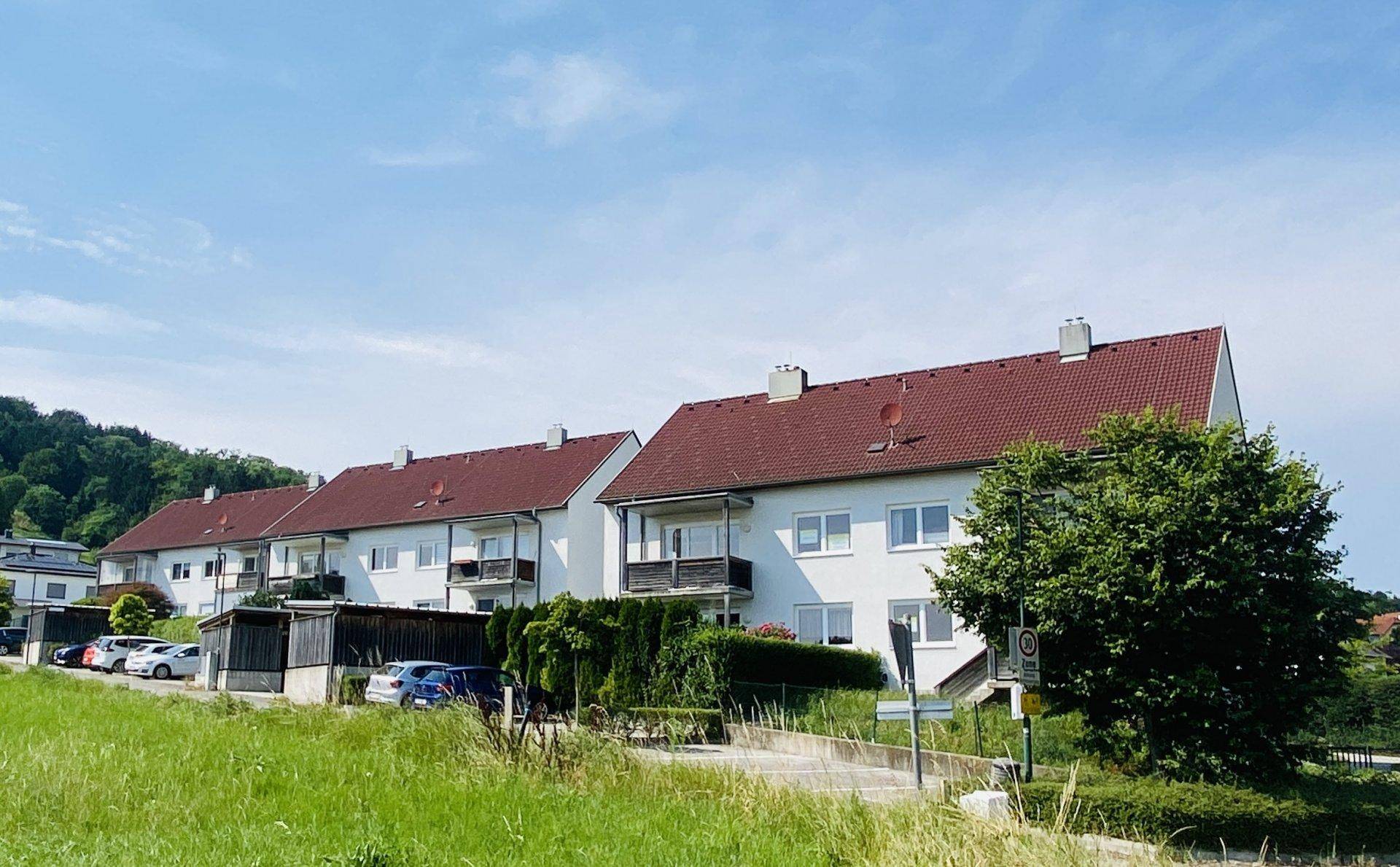 Wohngebäude in einer ruhigen, grünen Umgebung mit ausreichend Parkmöglichkeiten.