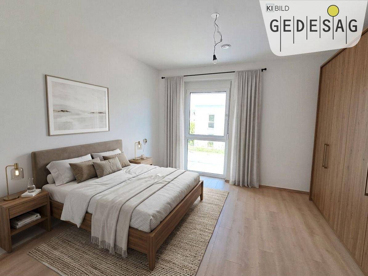 Modern eingerichtetes Schlafzimmer mit Holzboden, großem Fenster und viel natürlichem Licht.