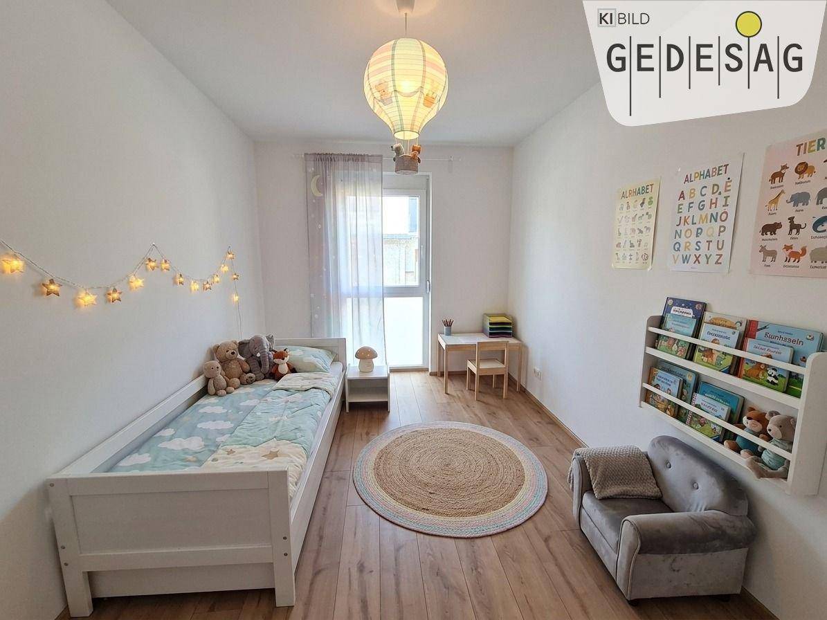 Freundliches Kinderzimmer mit Holzboden, einem Einzelbett und spielerischer Dekoration.