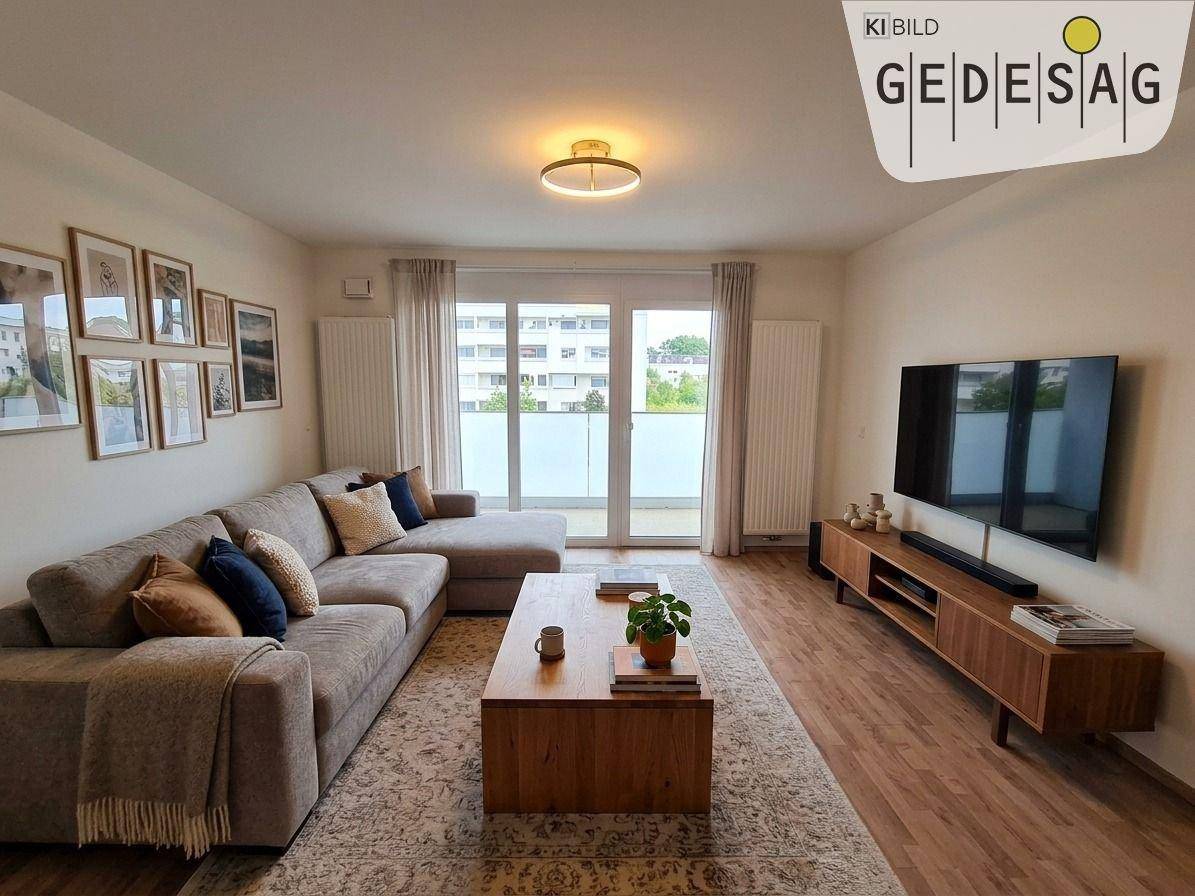Gemütliches Wohnzimmer mit großem Ecksofa, Holzboden und Zugang zum Balkon.