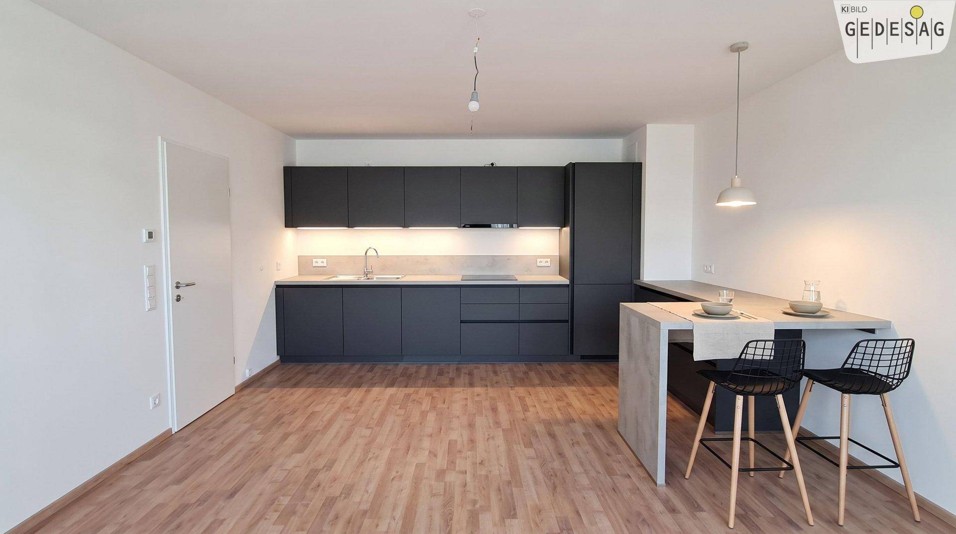 Moderne Einbauküche in Dunkelgrau mit Kochinsel und Laminatboden, offen zum Wohnbereich.