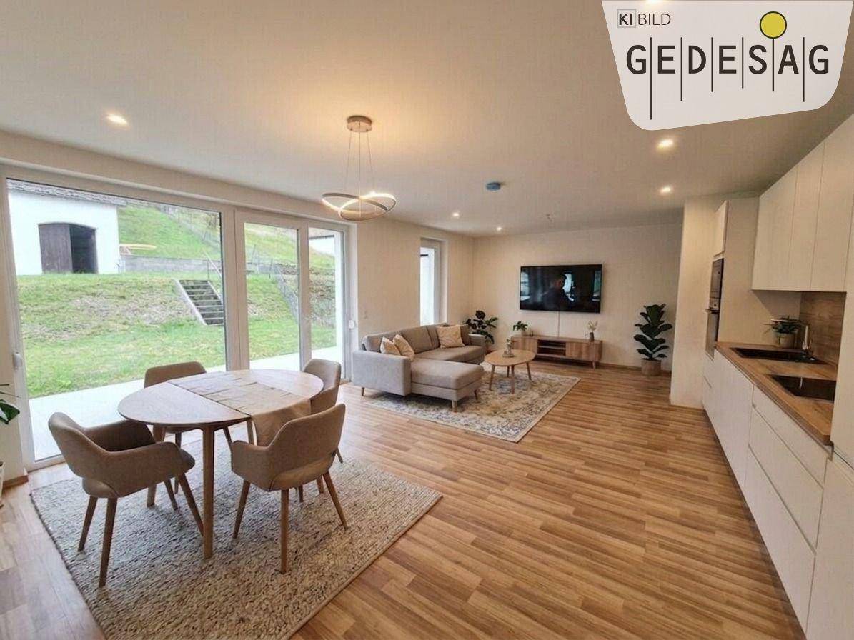 Offener Wohn-Essbereich mit integrierter Küche, Holzfußboden und Zugang zur Terrasse.