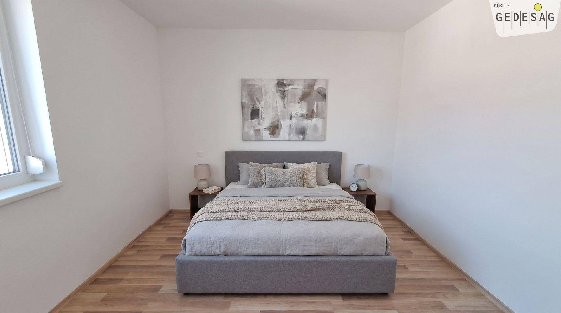 Modernes Schlafzimmer mit grauem Bett, Nachttischen und einem Fenster, hell und schlicht eingerichtet.