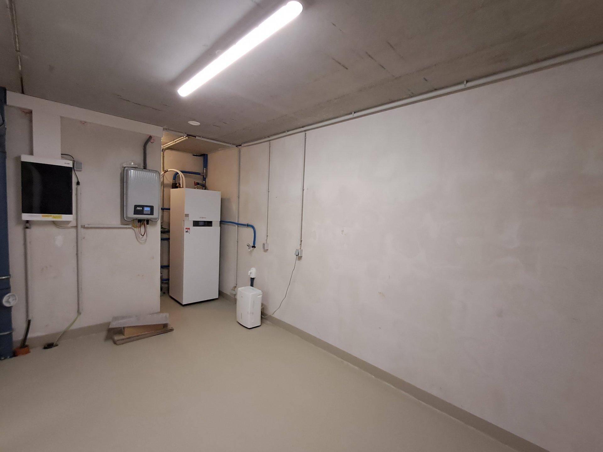 Technikraum im Keller mit Heizungsanlage und weiteren Installationen.