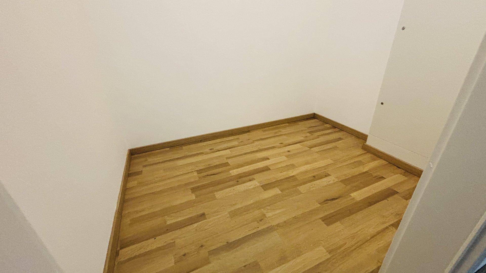 Kleiner Abstellraum mit Parkettboden, ideal für zusätzlichen Stauraum oder als begehbarer Kleiderschrank.