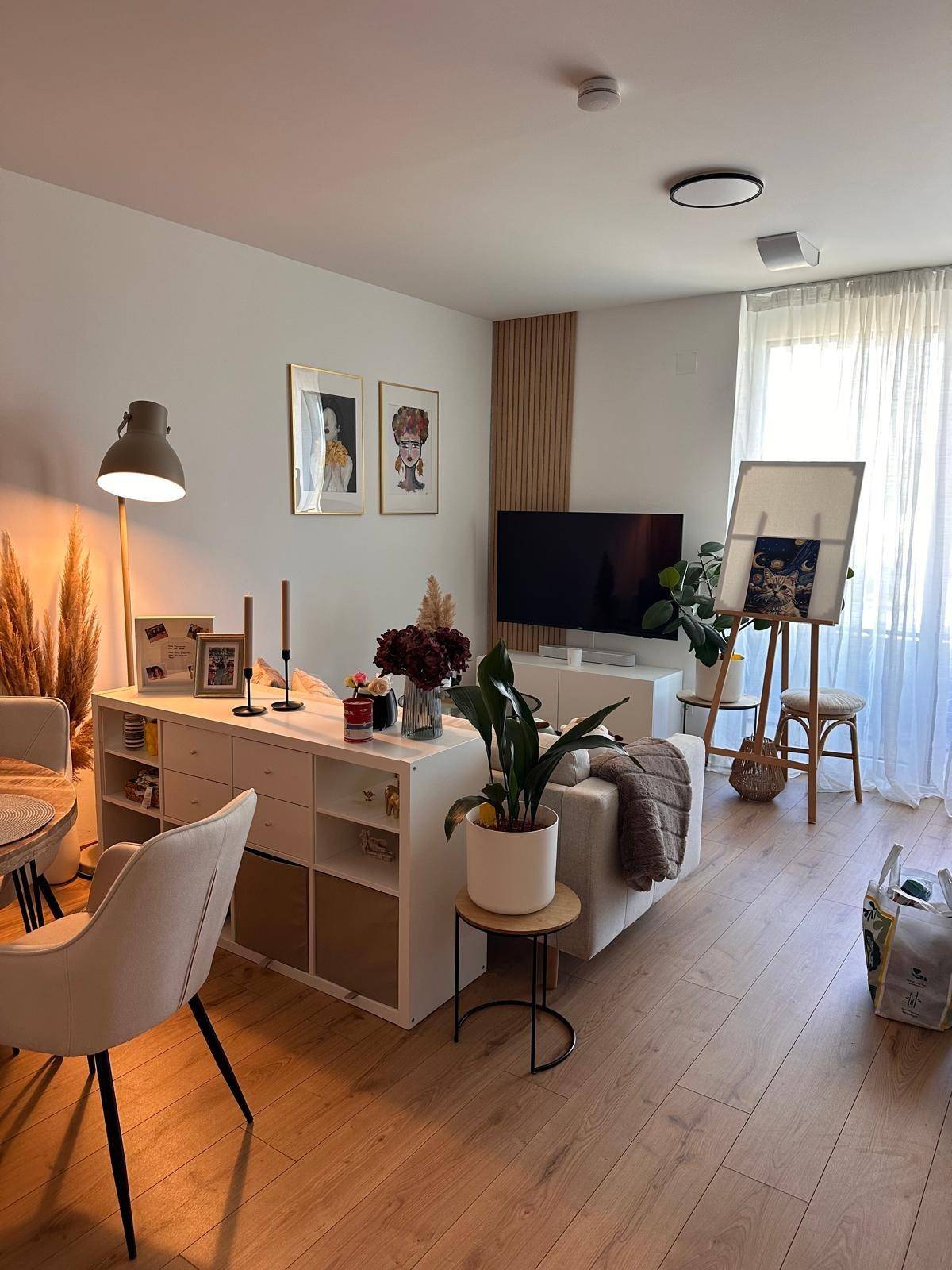 Gemütliches Wohnzimmer mit modernem Dekor, bequemen Sofa und stilvoller Stehlampe.