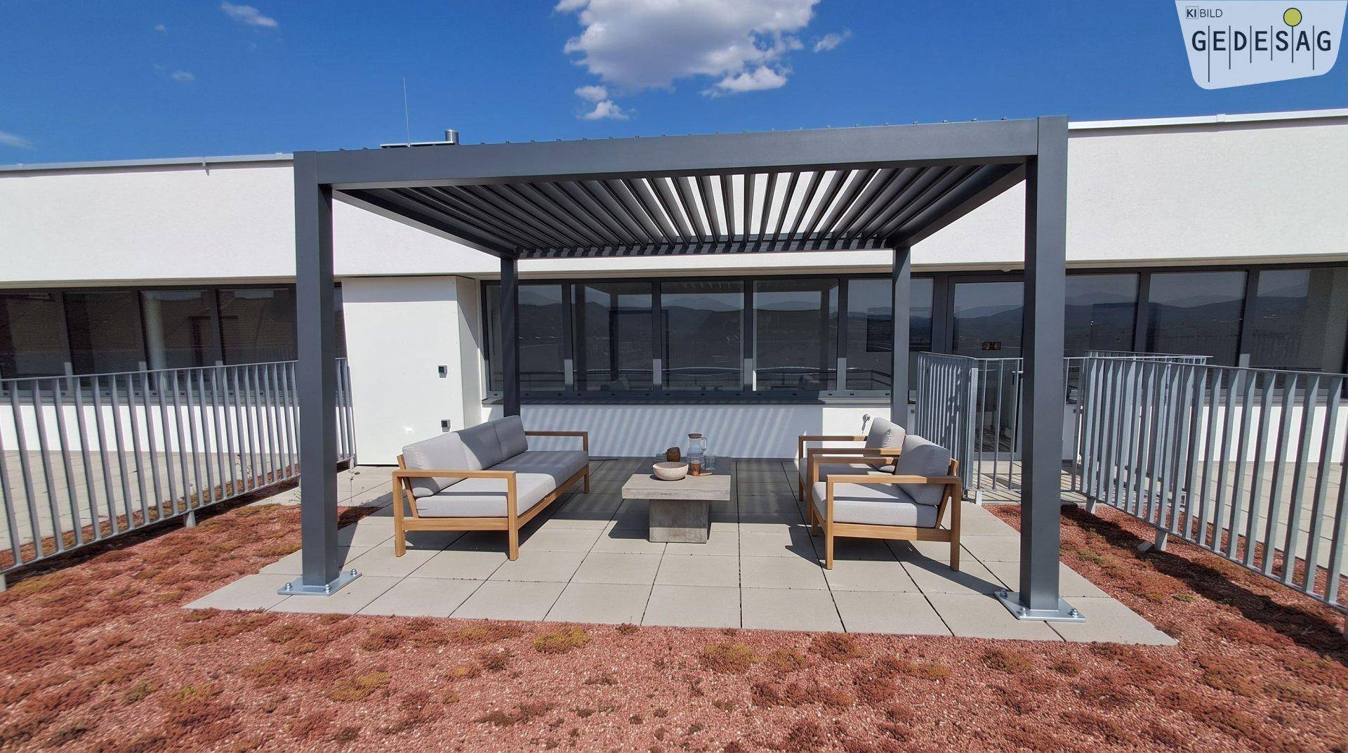 Möblierte Dachterrasse mit moderner Pergola und Sitzgelegenheiten unter blauem Himmel.