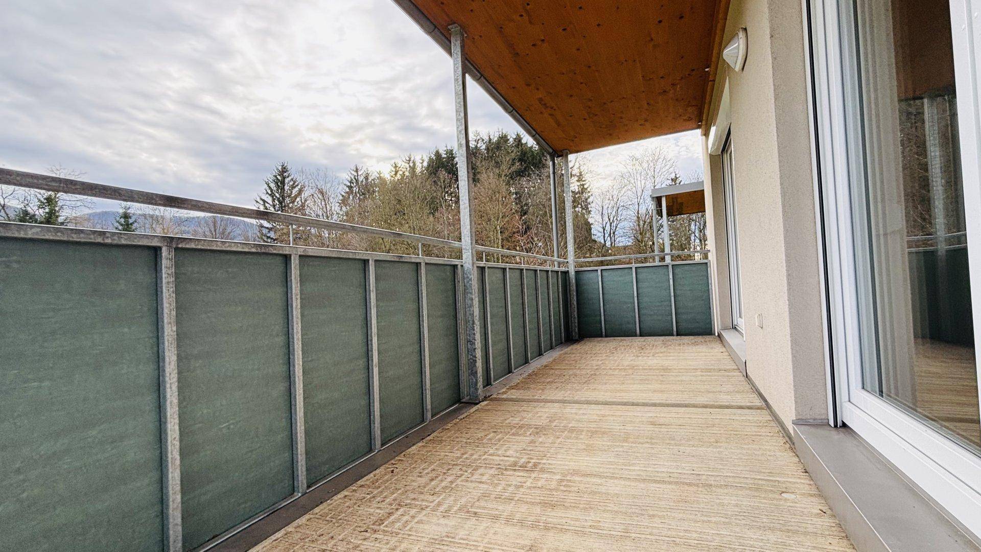 Geräumiger Balkon mit robustem Geländer und weitem Blick in die Natur.