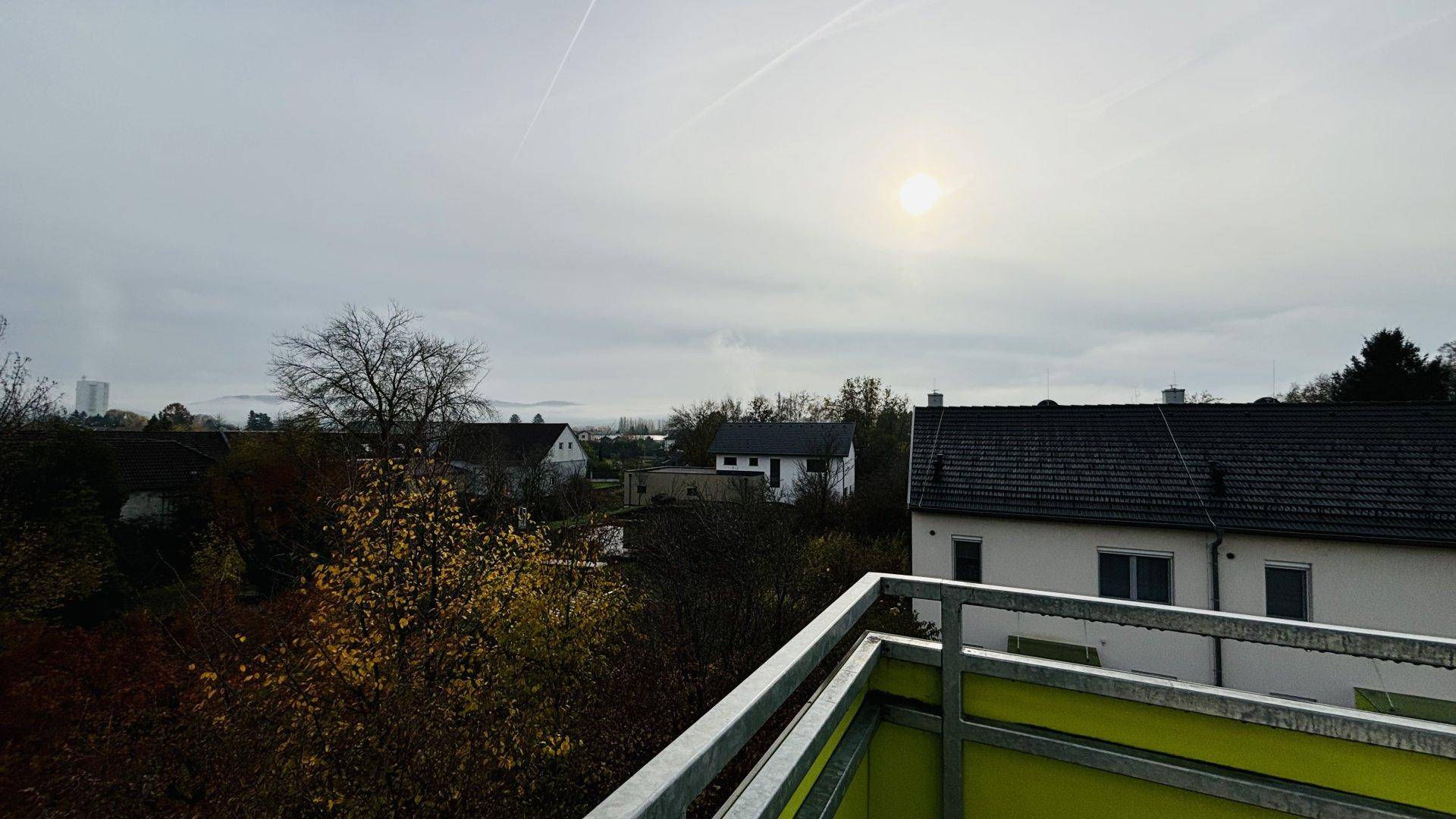 Weitblick vom Balkon über die Dächer der Nachbarschaft bis zum Horizont.