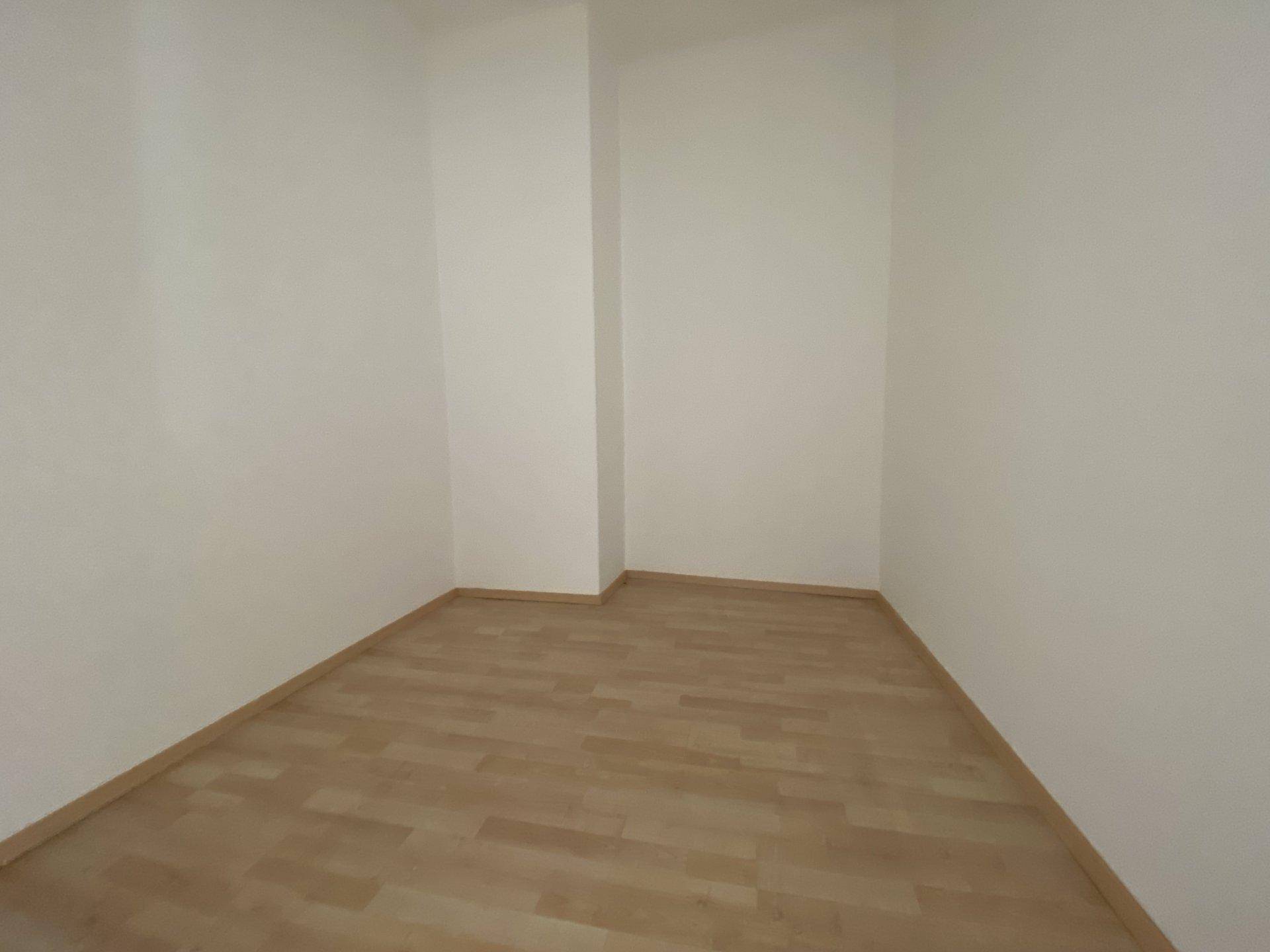 Kleiner, heller Raum mit Laminatboden, ideal als Abstellraum oder Büro.