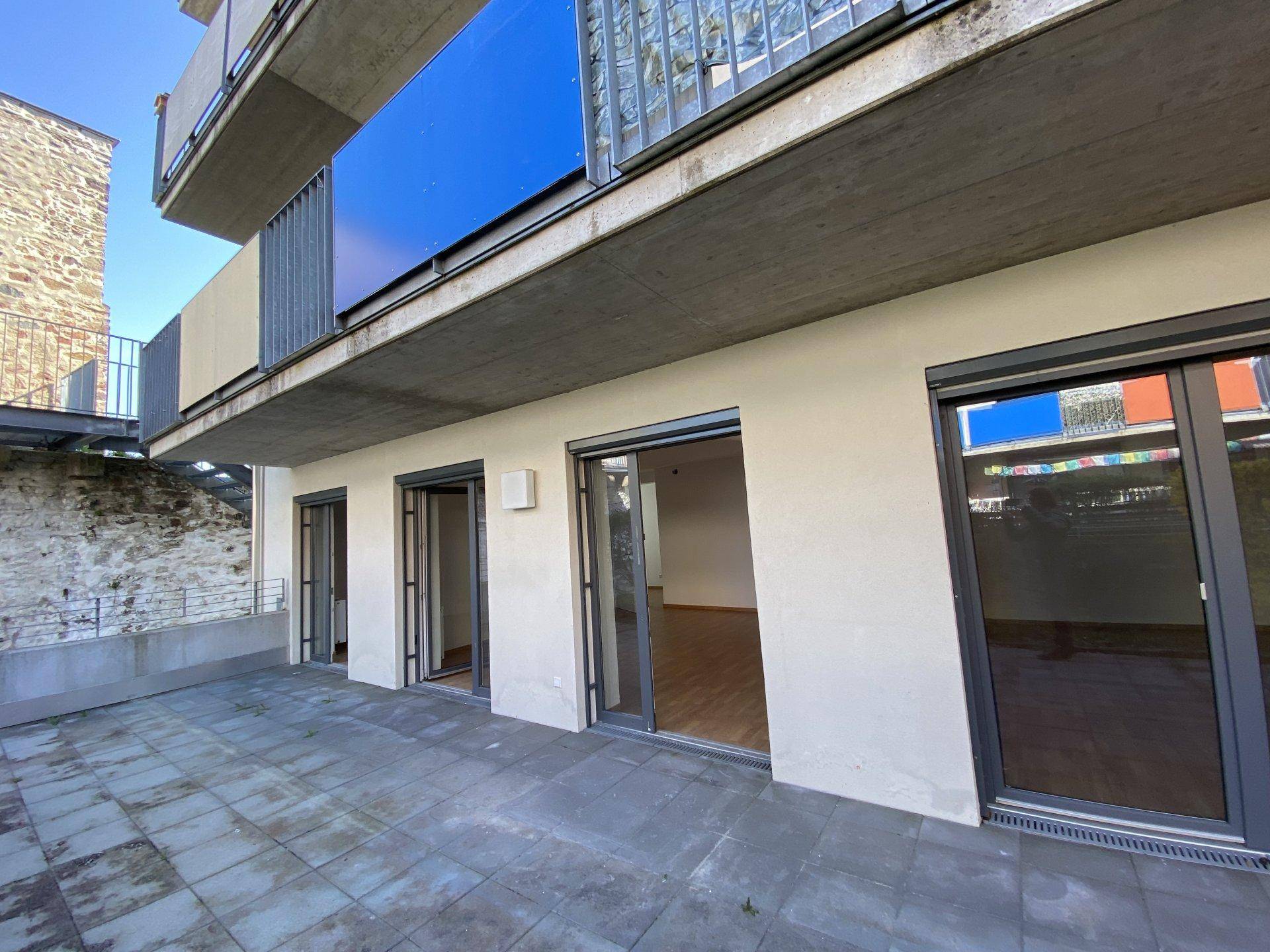 Geräumige gepflasterte Terrasse im Erdgeschoss mit direktem Zugang zu den Innenräumen.