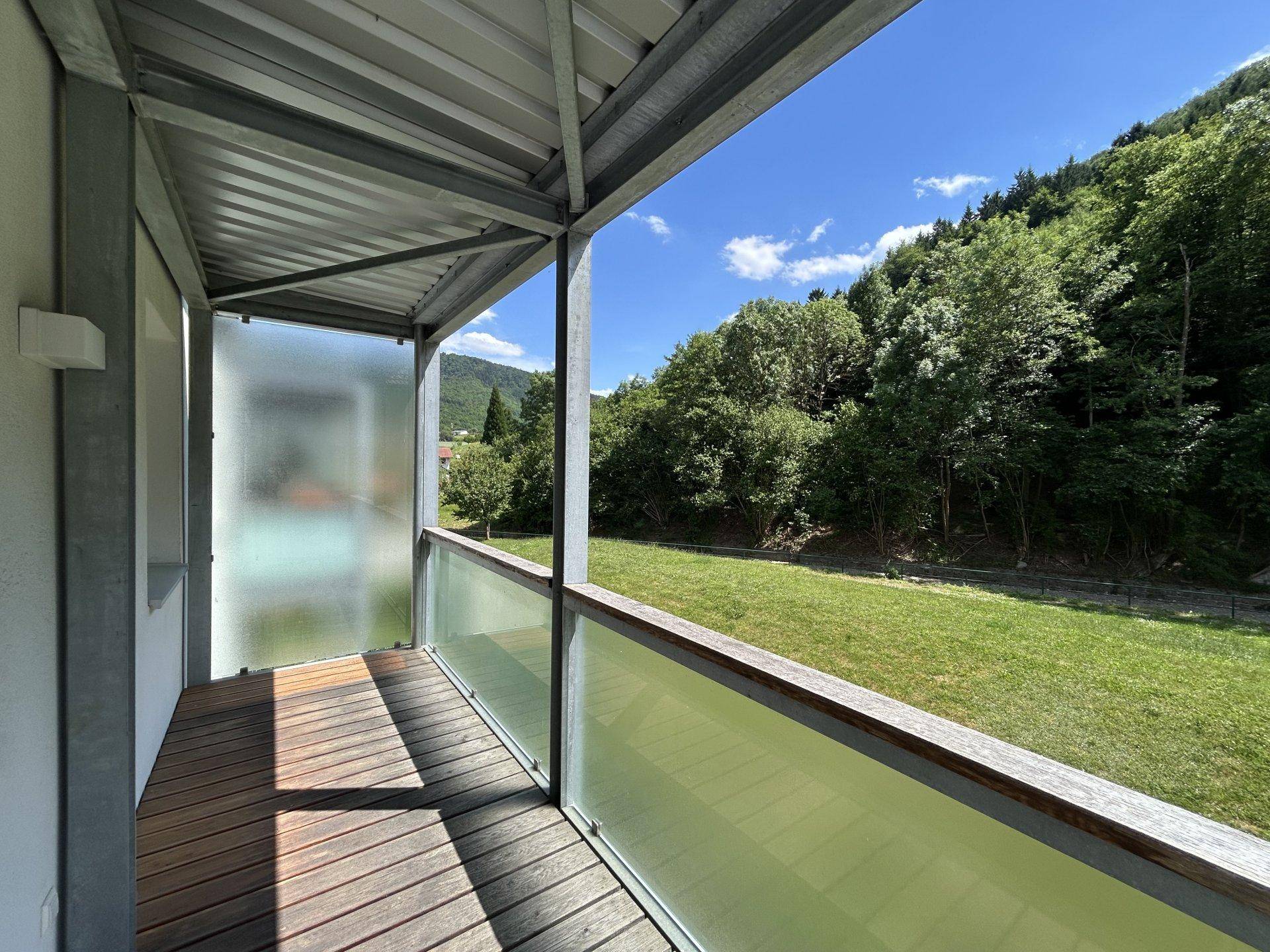 Balkon mit weitem Blick auf bewaldete Hügel und die umliegende Landschaft.