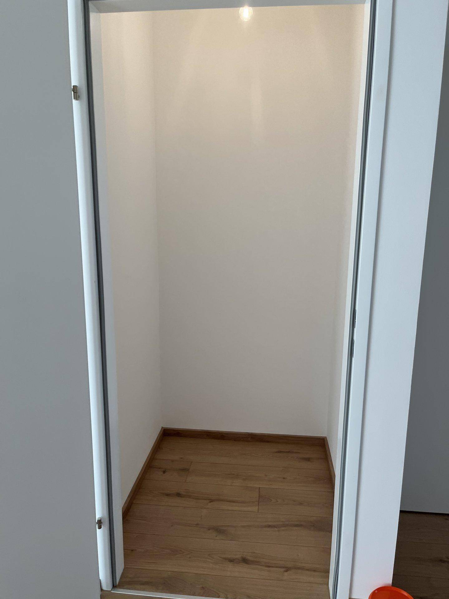 Kleiner, heller Abstellraum mit Laminatboden, ideal für zusätzlichen Stauraum.