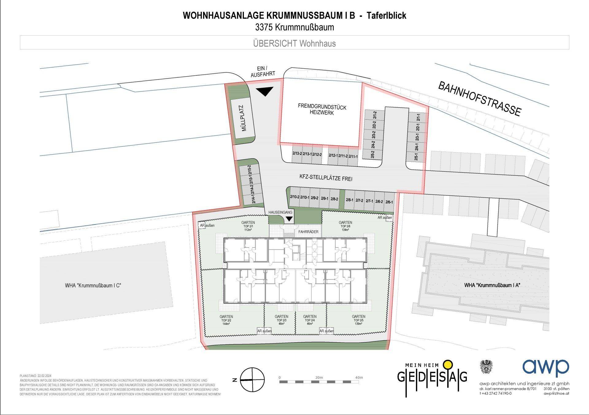 Übersicht des Wohnhauses mit Grundrissen der Wohneinheiten, Gärten und Fahrradabstellplätzen.