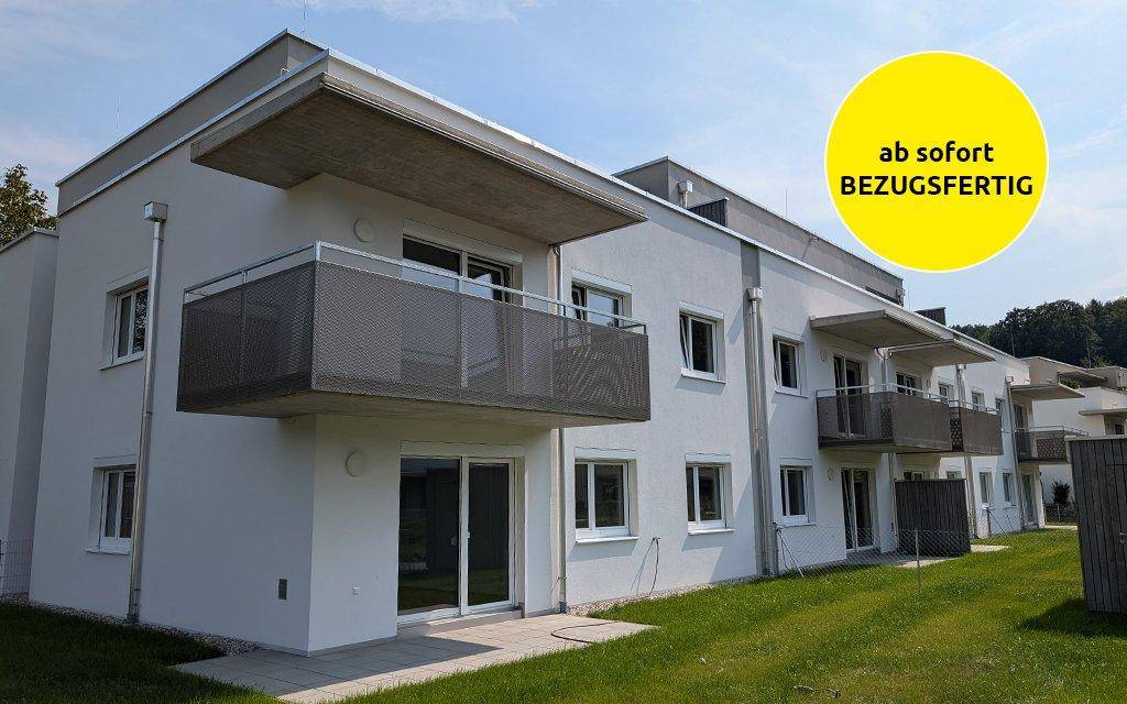 Moderne Wohngebäude mit Balkonen und Terrassen, bereit für den sofortigen Bezug, unter blauem Himmel.
