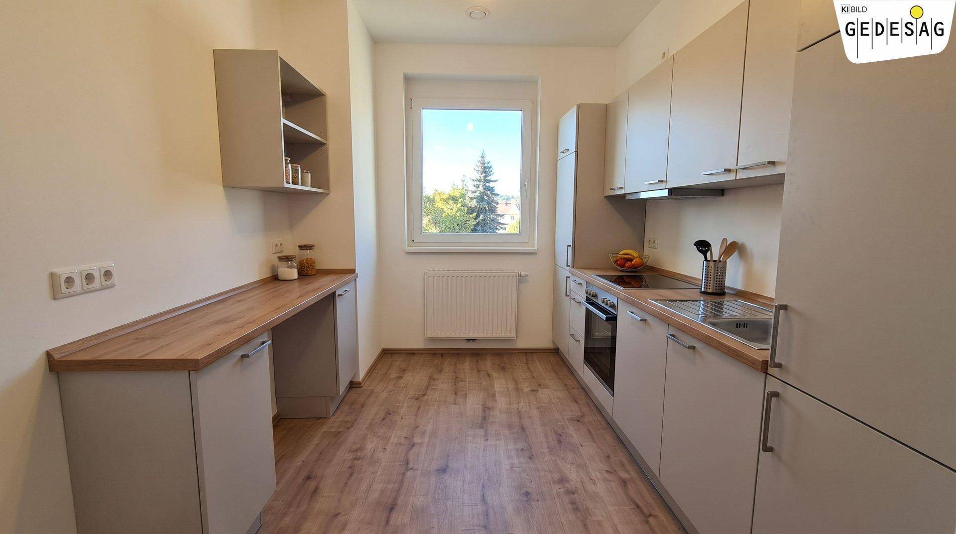 Funktionale Küche mit hellgrauen Schränken, Holzarbeitsplatte und Fenster mit Blick ins Grüne.