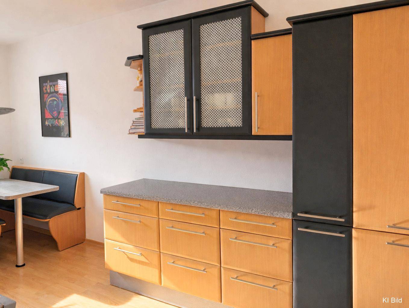 Küchenzeile mit Holz- und schwarzen Elementen sowie einer kleinen Essecke.