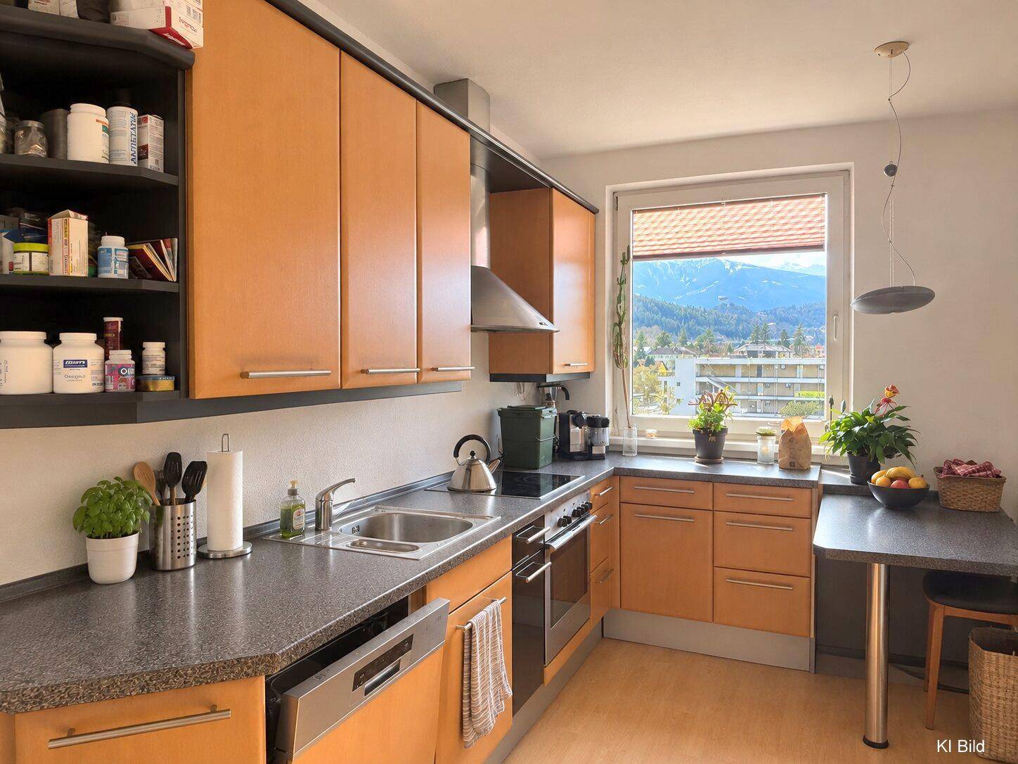 Moderne Küche mit Holzfronten, dunkler Arbeitsplatte und Bergblick durch das Fenster.