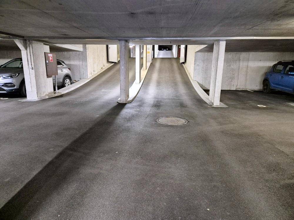 Zufahrt zur Tiefgarage mit mehreren Stellplätzen für Fahrzeuge.