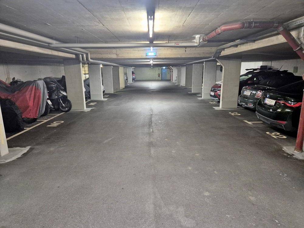 Geräumige Tiefgarage mit zahlreichen Stellplätzen und guter Beleuchtung.