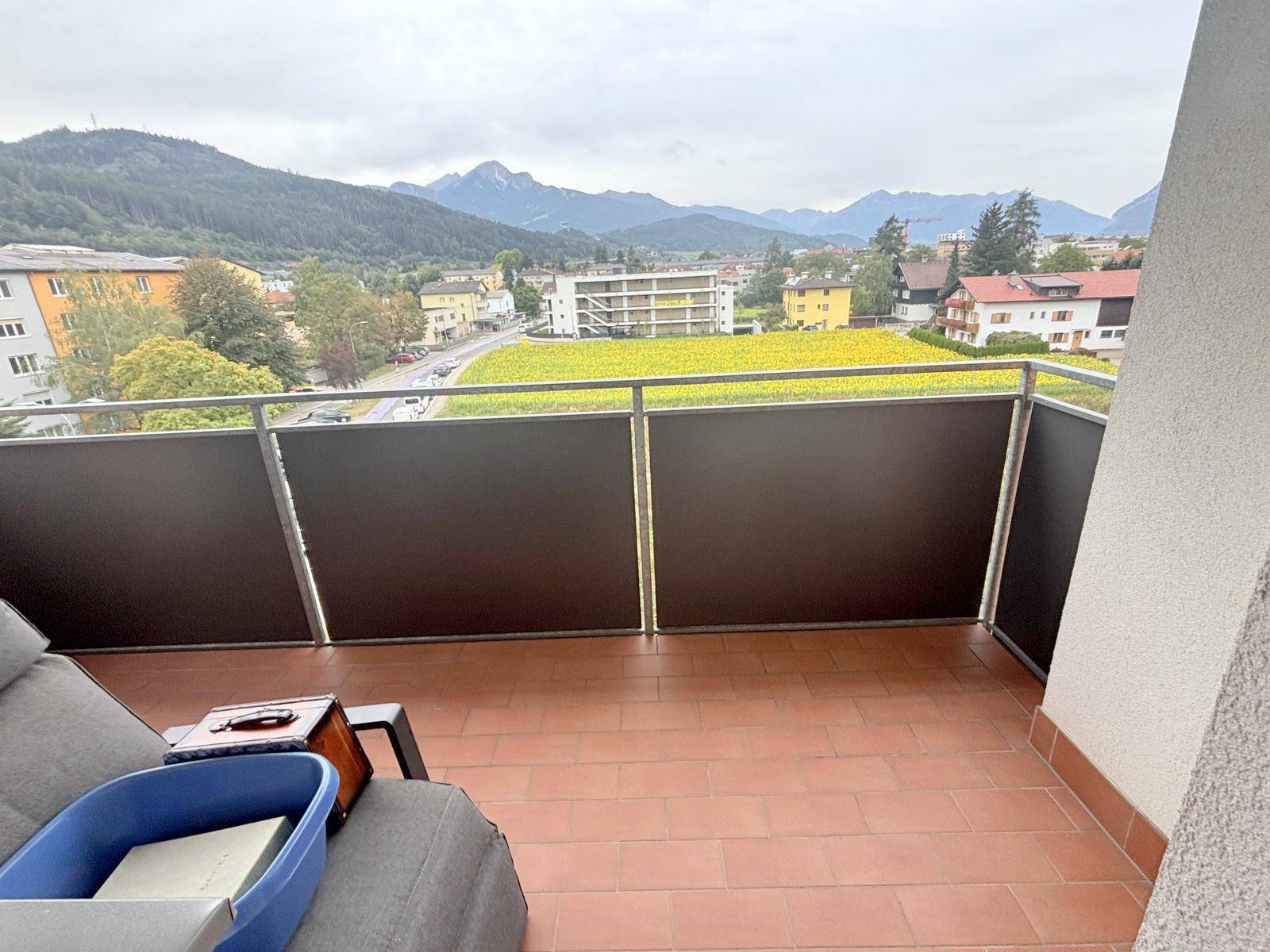 Balkon mit Terrakotta-Fliesen und einer Liege, bietet einen weiten Blick auf die Berge.