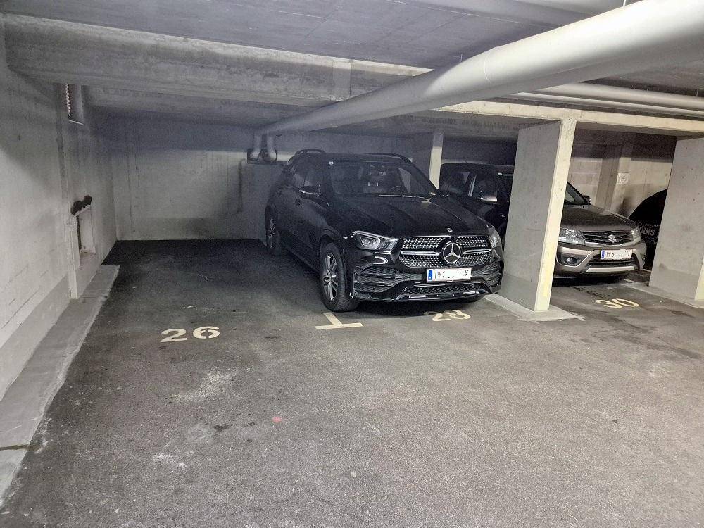 Tiefgaragenstellplatz Nummer 28, geeignet für ein großes Fahrzeug.