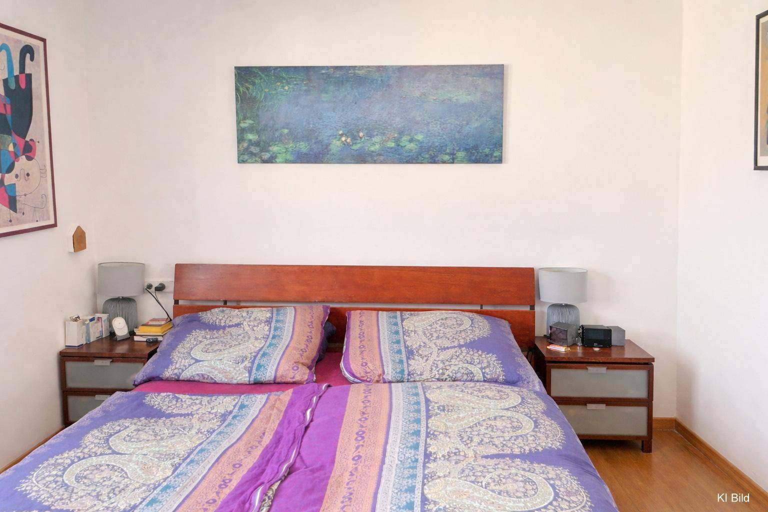 Gemütliches Schlafzimmer mit Doppelbett, Nachttischen und farbenfroher Bettwäsche.