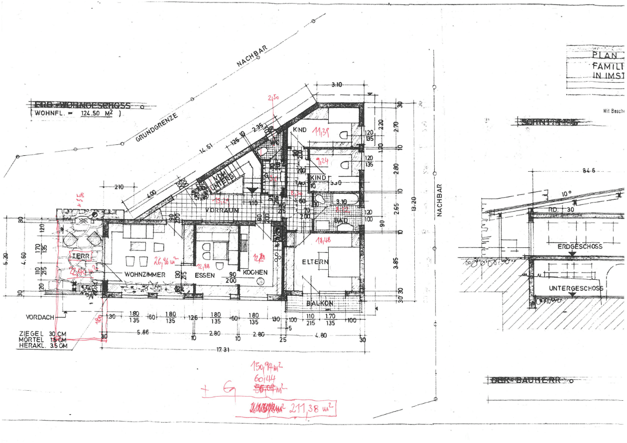 Grundriss des Erdgeschosses mit Wohn-, Ess- und Schlafbereichen sowie Terrasse und Balkon.