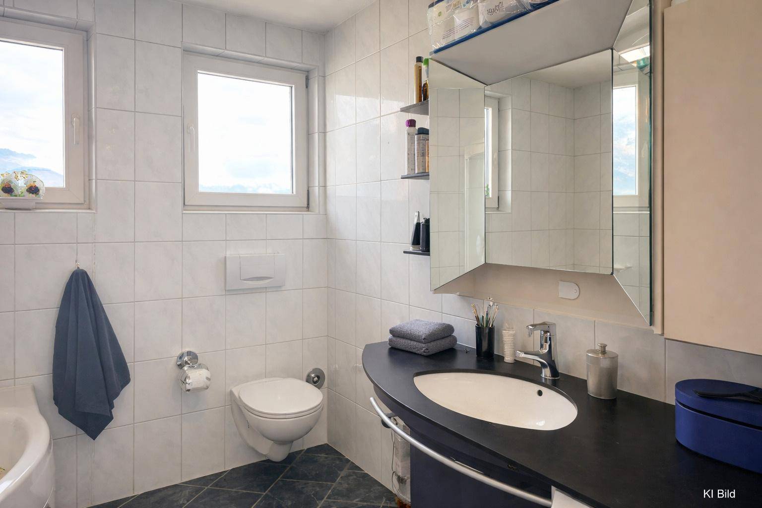 Helles Badezimmer mit weißen Fliesen, modernem Waschbecken und zwei Fenstern.