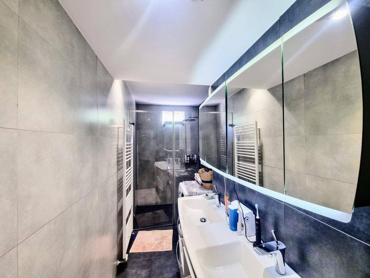 Badezimmer mit Dusche