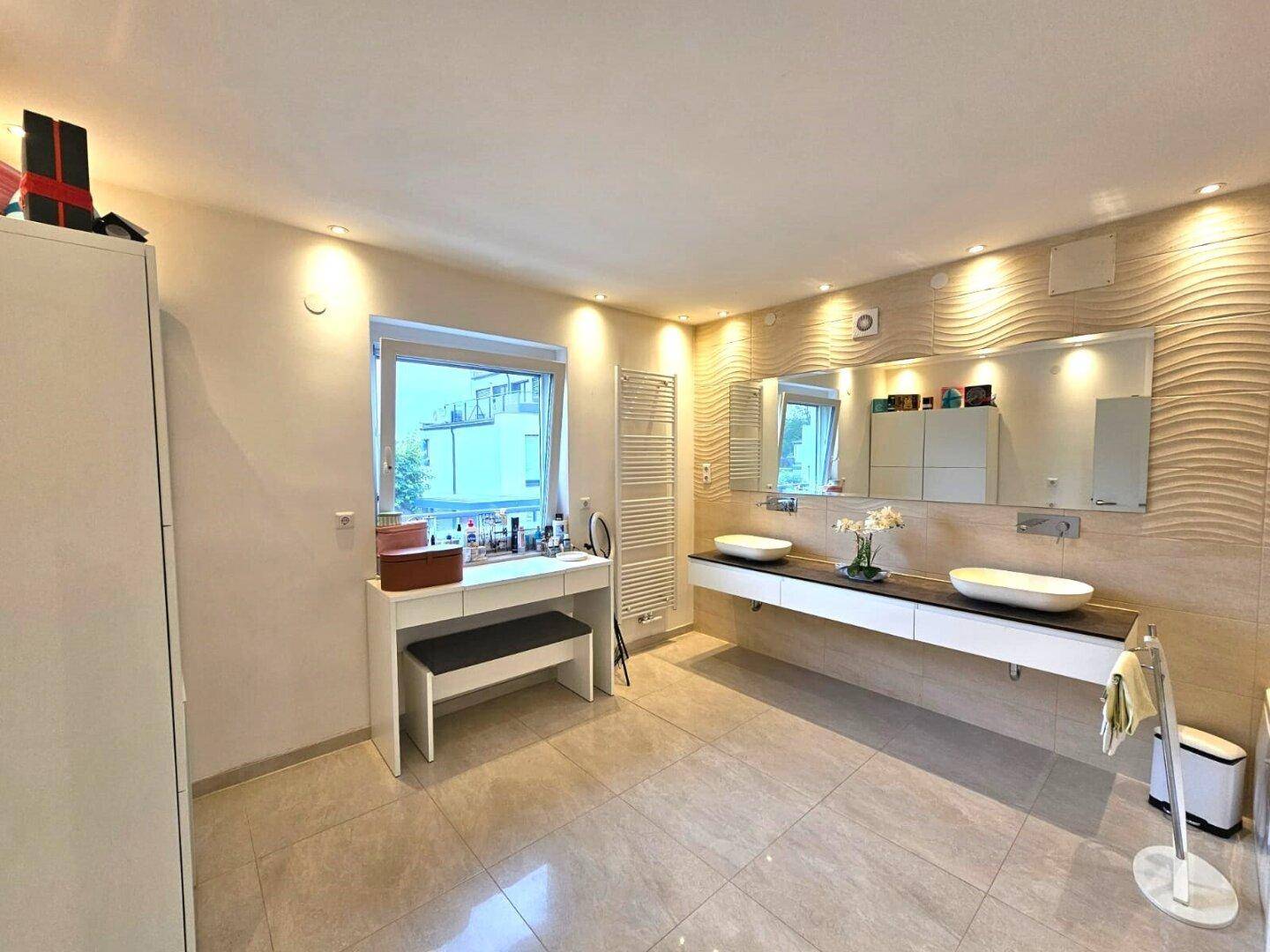 Badezimmer mit Badewanne und Dusche