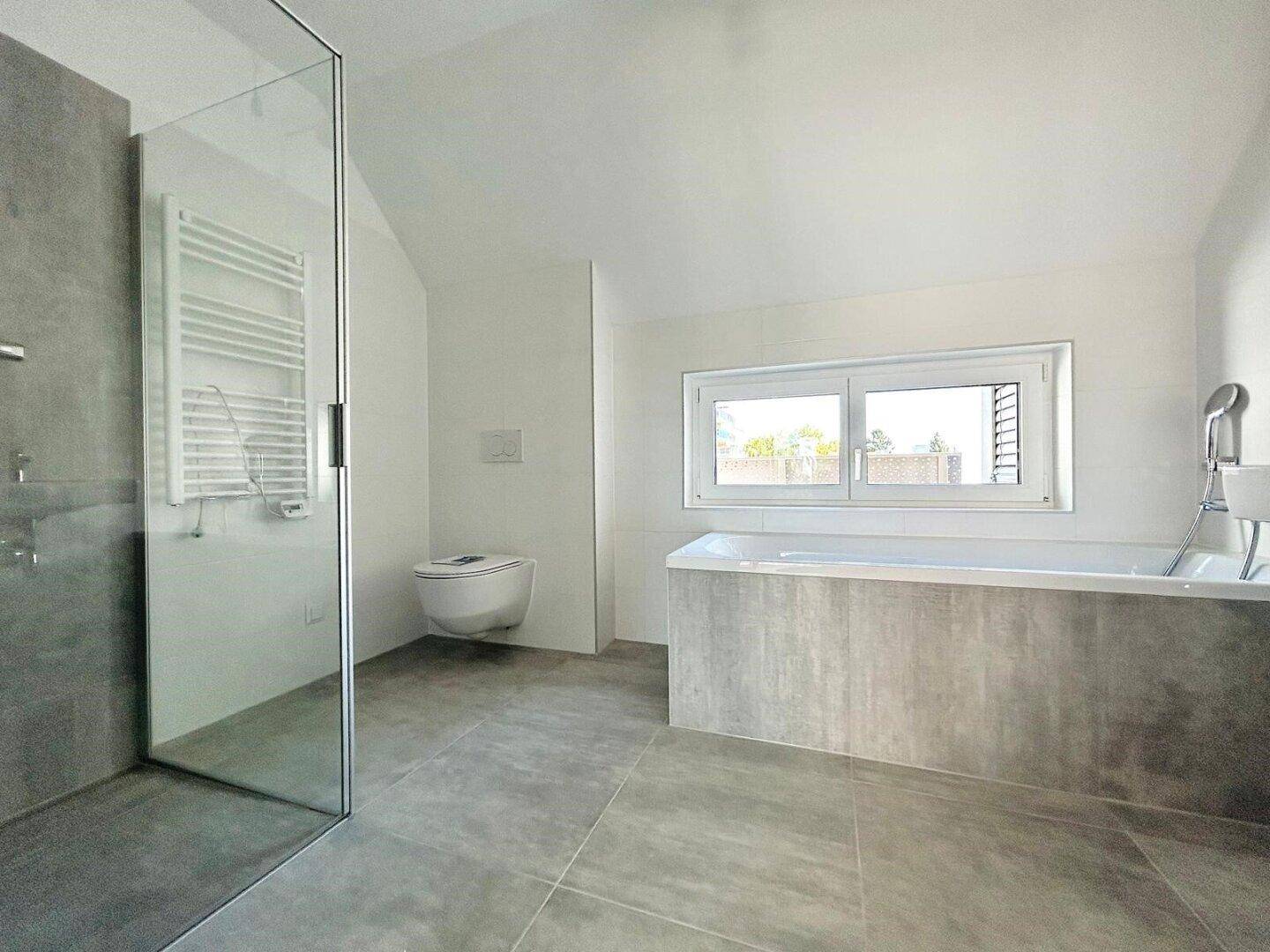 Badezimmer mit Dusche und Badewanne