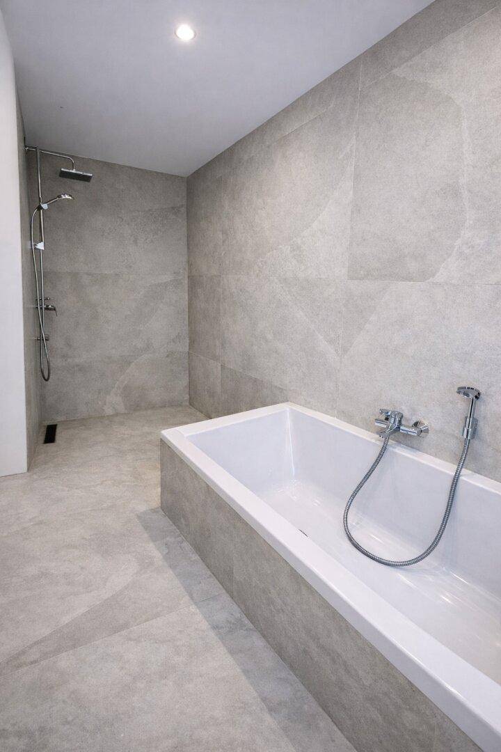 Modernes Badezimmer mit Badewanne und geräumiger begehbarer Dusche.