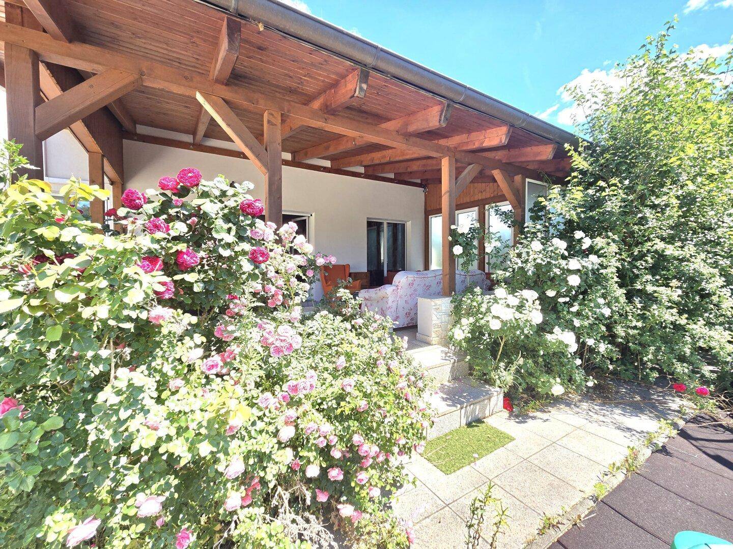 Exklusives Haus mit Resort-Feeling, Keller und Garage – Garten, Pool, Sauna und Wellnessbereich - Ansicht 2