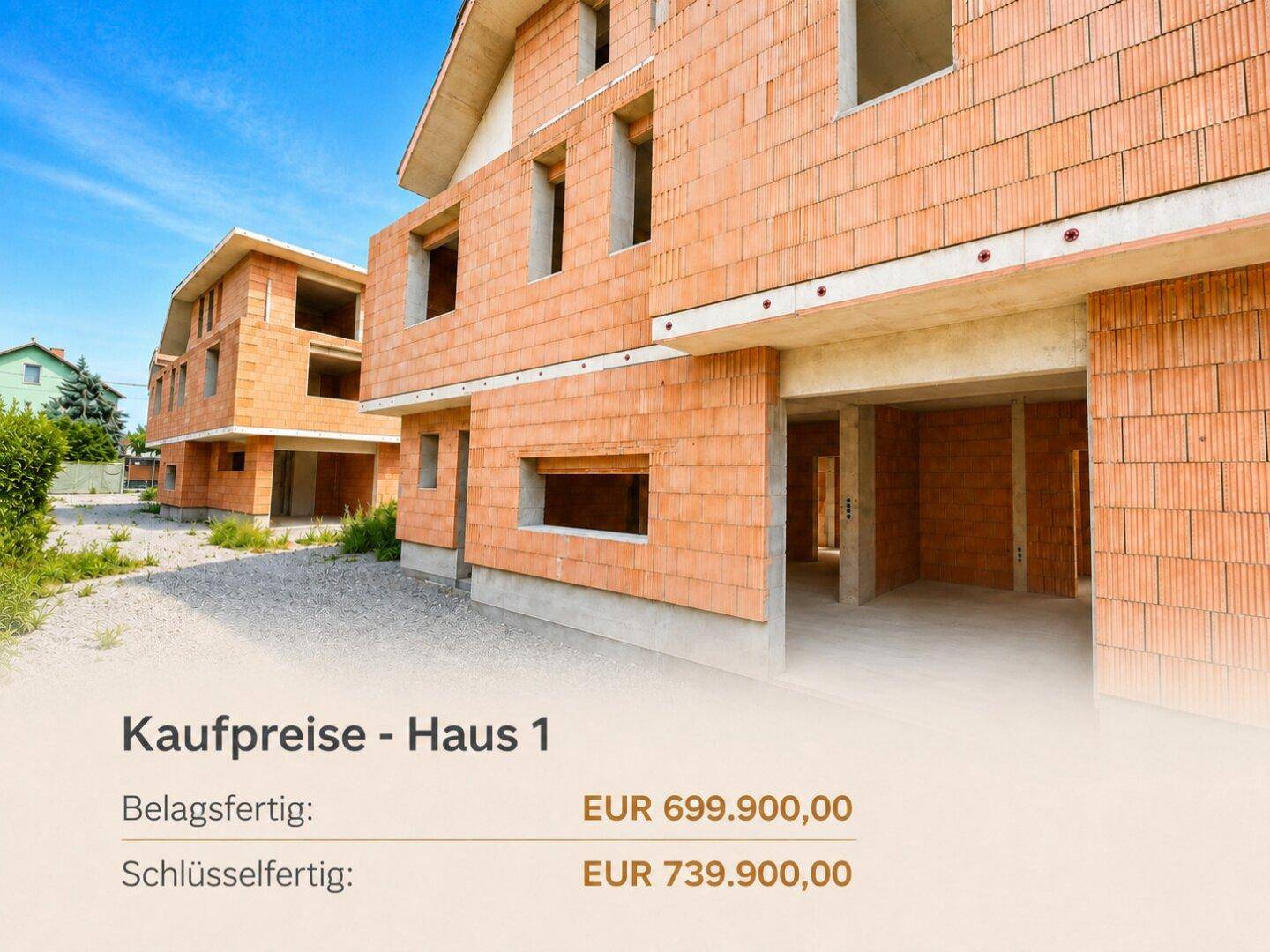 Zwei im Bau befindliche Häuser mit unverputzten Ziegelwänden und sichtbaren Betonstrukturen, inklusive Preisinformationen für Haus 1.