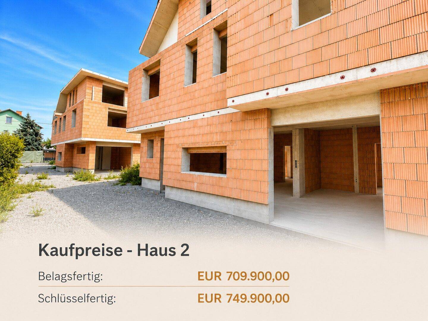 Zwei im Bau befindliche Neubauten mit massiver Ziegelbauweise unter blauem Himmel.