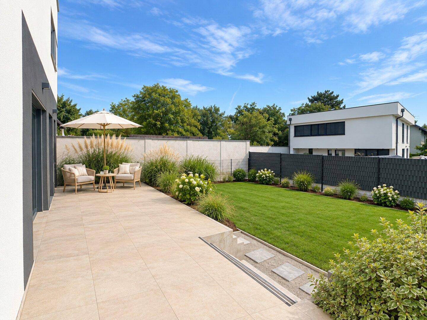 Sonniger Garten mit großer Terrasse, Rasenfläche und gemütlicher Sitzgelegenheit.