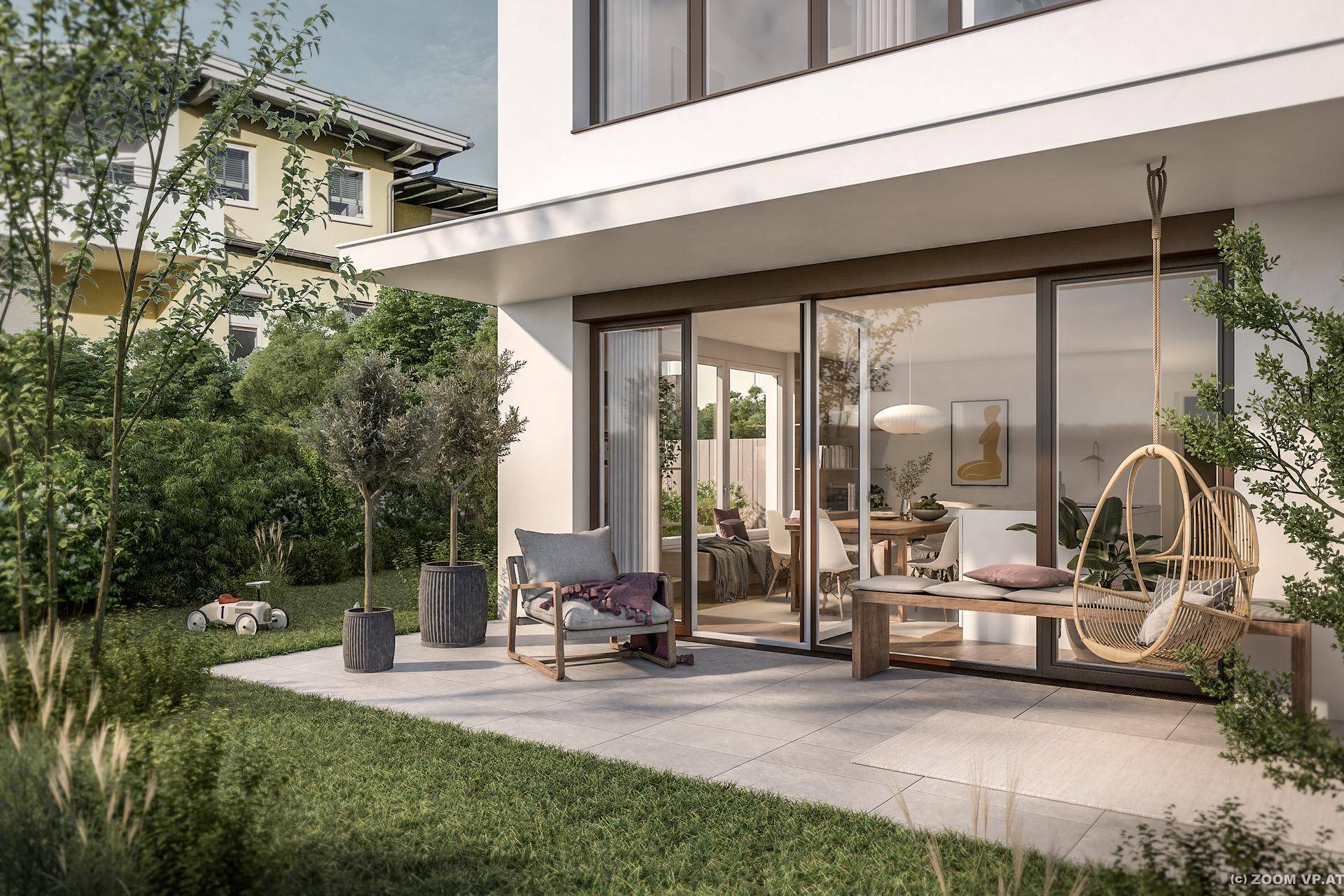 Gepflegter Gartenbereich mit Terrasse, Rasenfläche und gemütlicher Schaukel.
