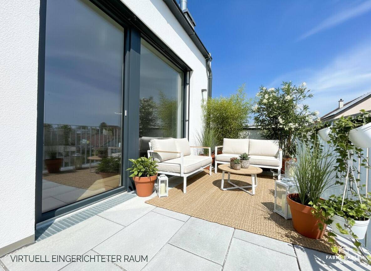 Gemütlicher Balkon mit Sitzgelegenheiten, Pflanzen und Zugang durch große Glasschiebetüren.